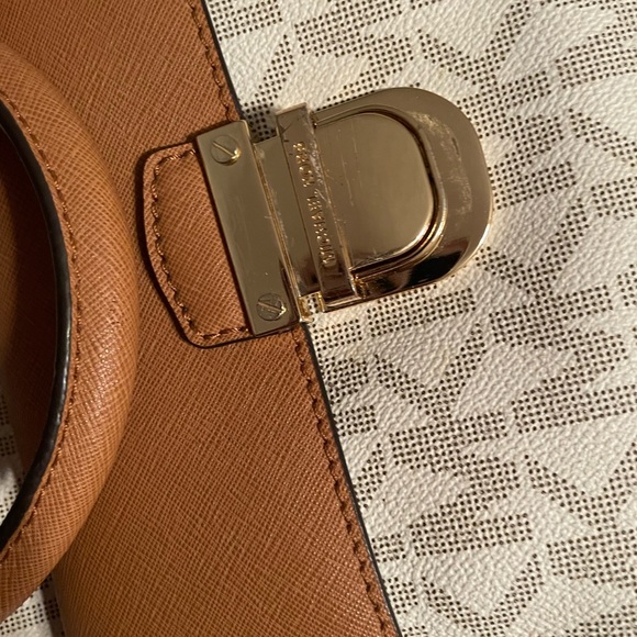 2 Michael kors bags - Picture 14 of 16